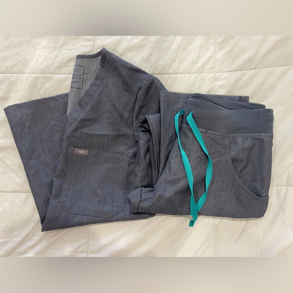 FIGS SET
CATARINA TOP XXS
KADE CARGO BOTTOM XS/P